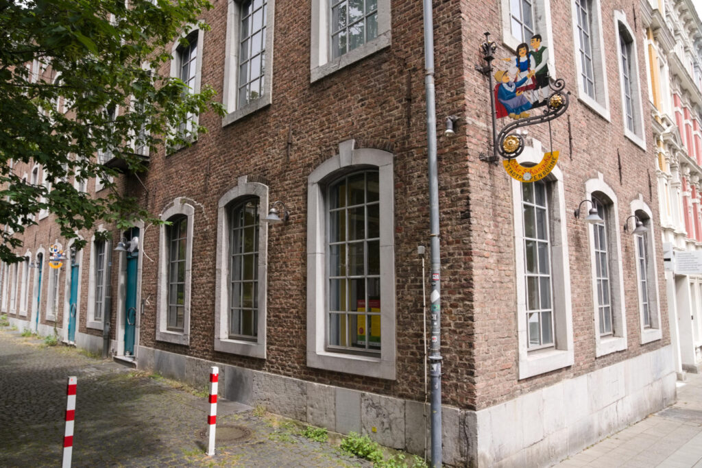 Die Fassade des Literaturcafés im Erdgeschoss des Kulturhauses Barockfabrik Aachen (01.07.2023).