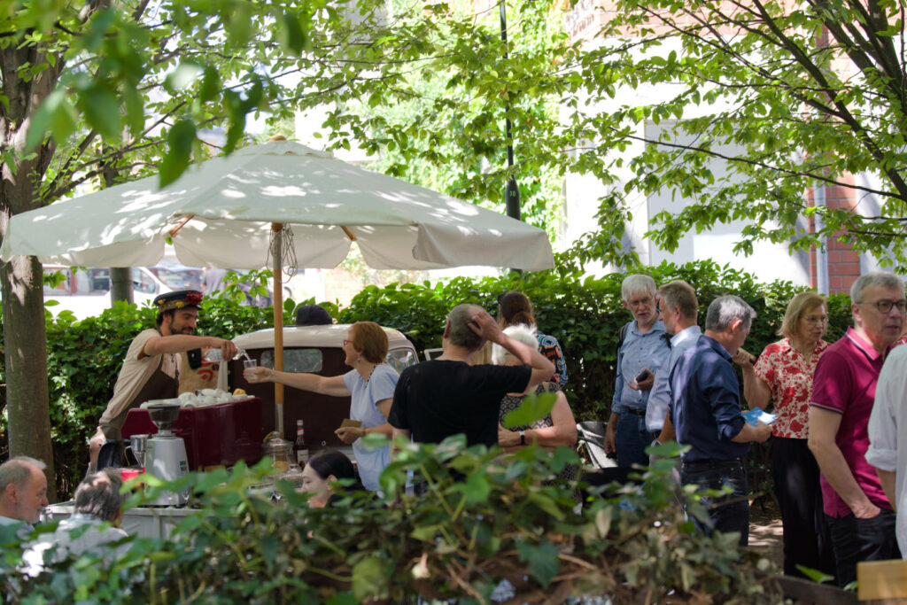 Feier im Außenbereich des Literaturcafés anlässlich der Aufstellung der Walter Hasenclever-Bronzeplastik (08.07.2023).