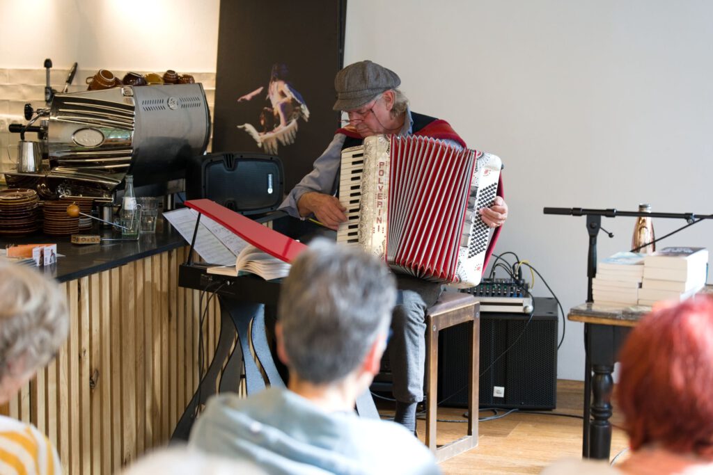 Musikalisch beleitet wurde die Veranstaltung an Keyboard & Akkordeon von HeJoe Schenkelberg.