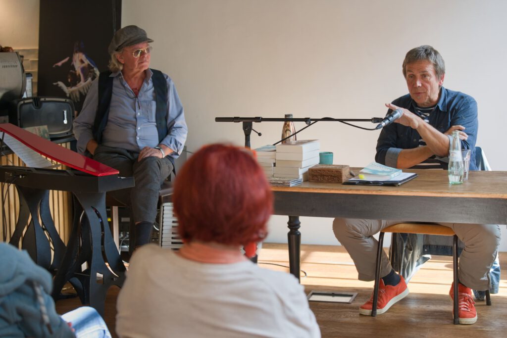 Die Lesung fand im Rahmen der monatlichen "Silbenschmiede-Matinée" im Literaturcafé statt.