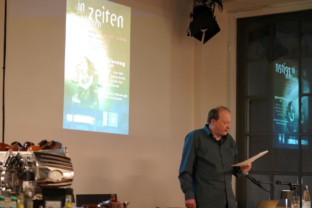Moderiert von Hartwig Mauritz haben am 10.11.23 Poet*innen aus dem Kreis unseres offenen Lyriktreffs unter dem Titel „in unsicheren zeiten“ aktuelle Gedichte vorgestellt.