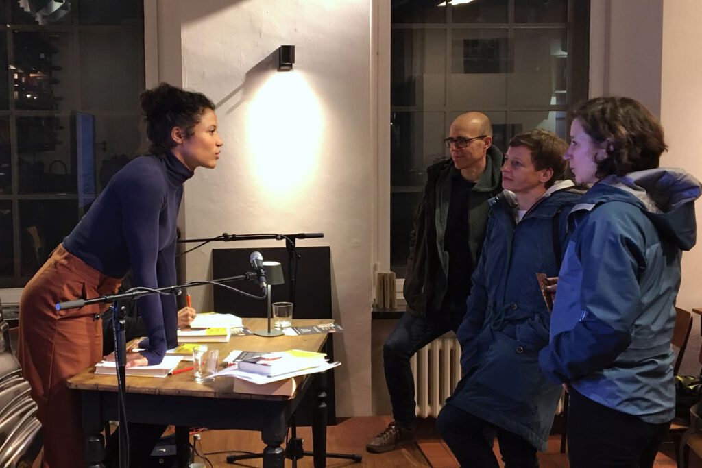 Christa Morgenrath (Herausgeberin) und Davina Donaldson (Schauspielerin) bei der Buchpräsentation im Literaturcafé am 21.11.2023.