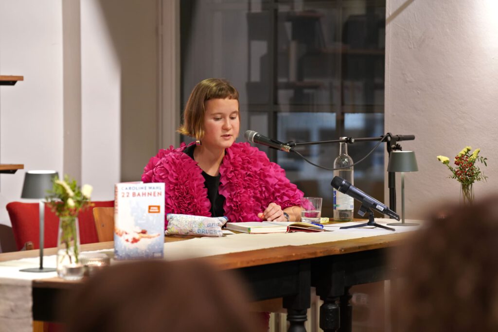 Am 14.12.2023 stellte Caroline Wahl im Literaturcafé ihren Debütroman „22 Bahnen“ (DuMont-Verlag 2023) vor.