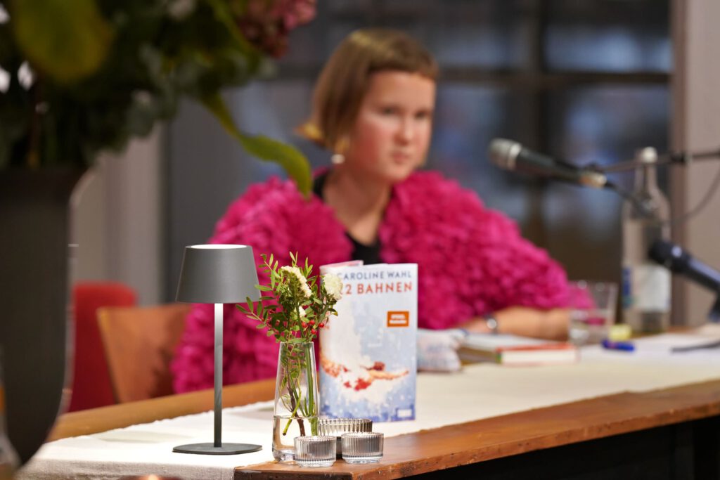 Am 14.12.2023 stellte Caroline Wahl im Literaturcafé ihren Debütroman „22 Bahnen“ (DuMont-Verlag 2023) vor.