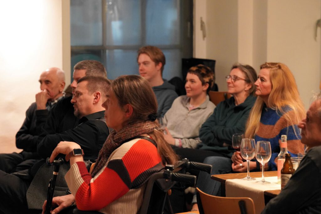 Das Publikum bei unserer Weihnachtsfeier im VERS - Literaturcafé am 18.12.2023.