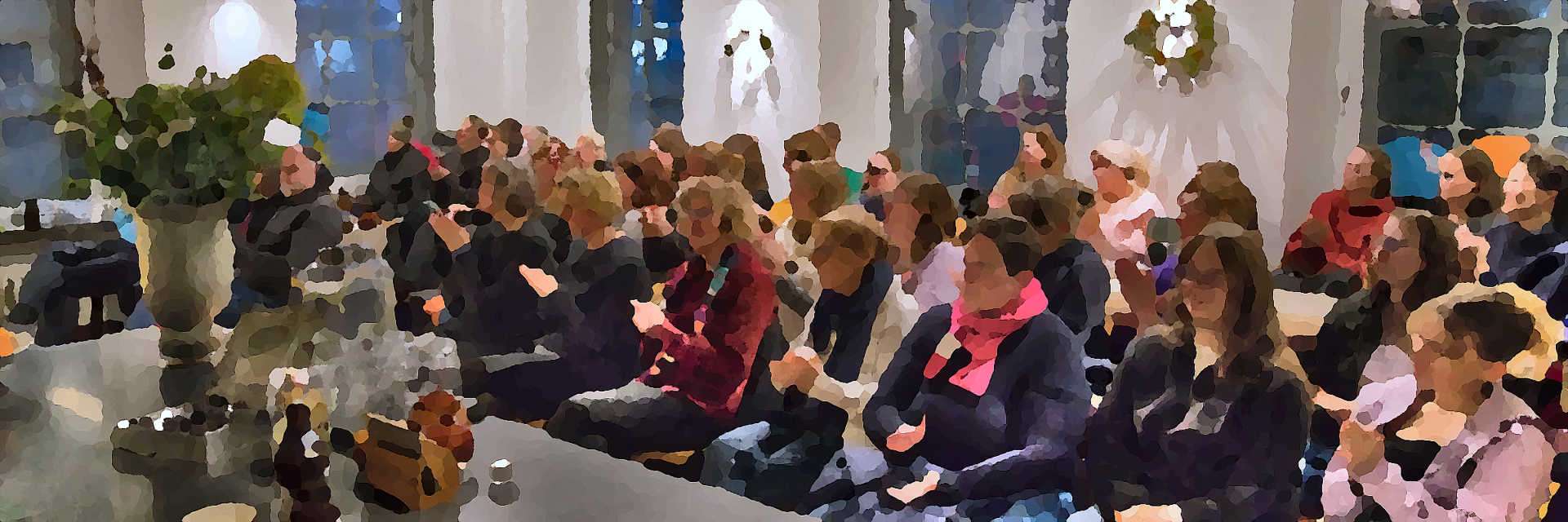 Applaudierendes Publikum im winterlich geschmückten Literaturcafé