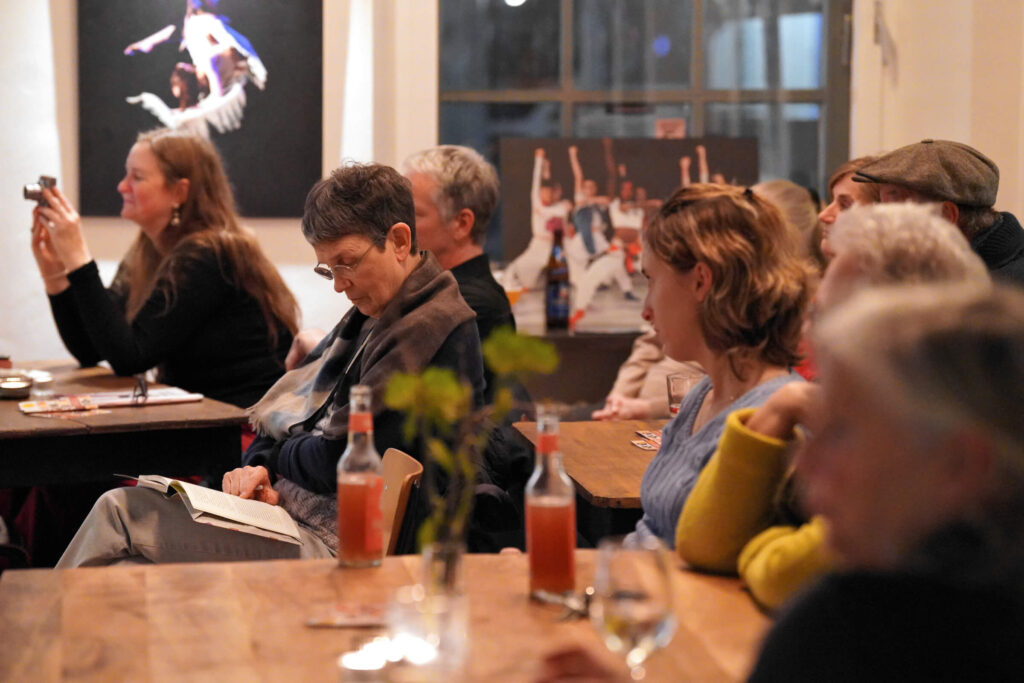 Das Publikum im „Vers“ – Literaturcafé bei der Lesung mit dem niederländischen Autor Raoul de Jong am 22.02.2024. Bild: © Literaturbüro EMR.