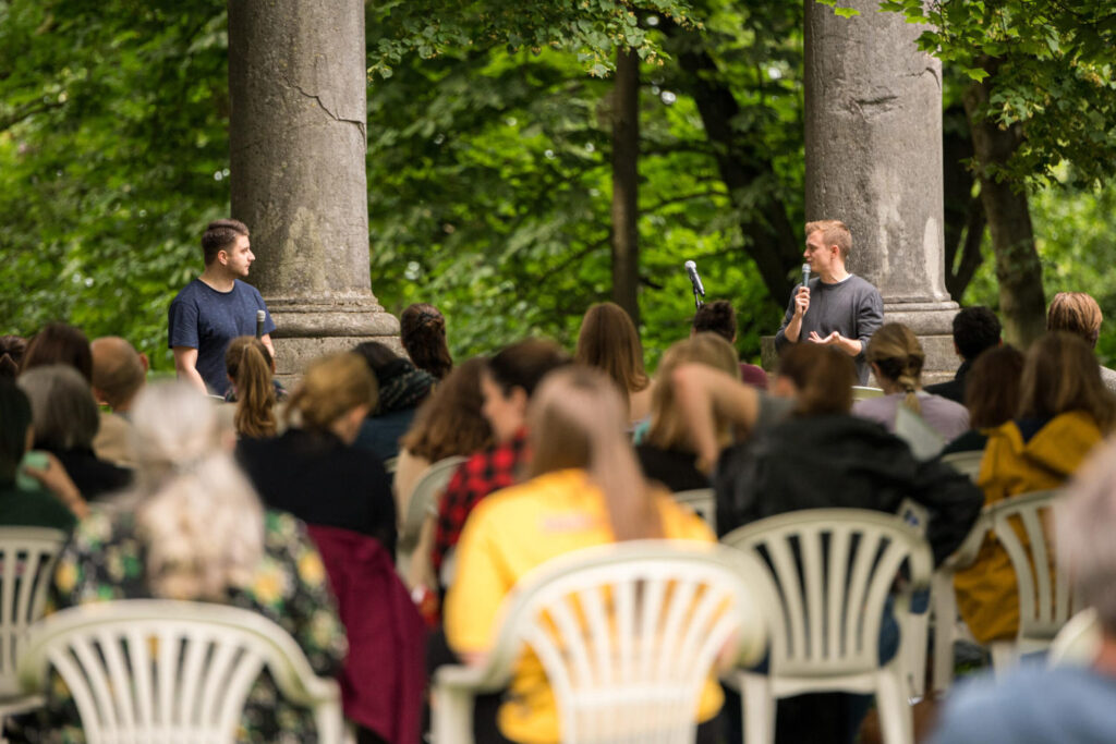 Oscar Malinowski und Lukas Knoben moderieren den Poetry Slam bei der Leselust auf dem Lousberg. Bild: © Konrad Krebs