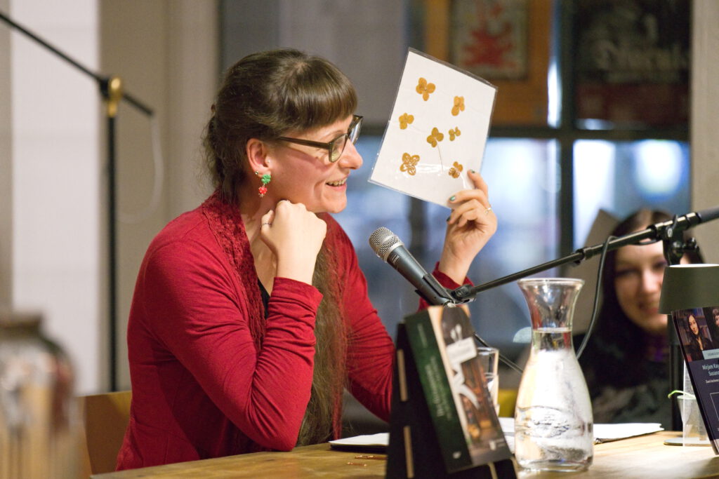 Susann Loevenich auf der Bühne des VERS – Literaturcafés