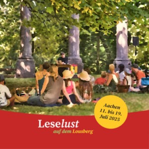 Publikum bei den historischen Säulen mit dem Schriftzug "Leselust".