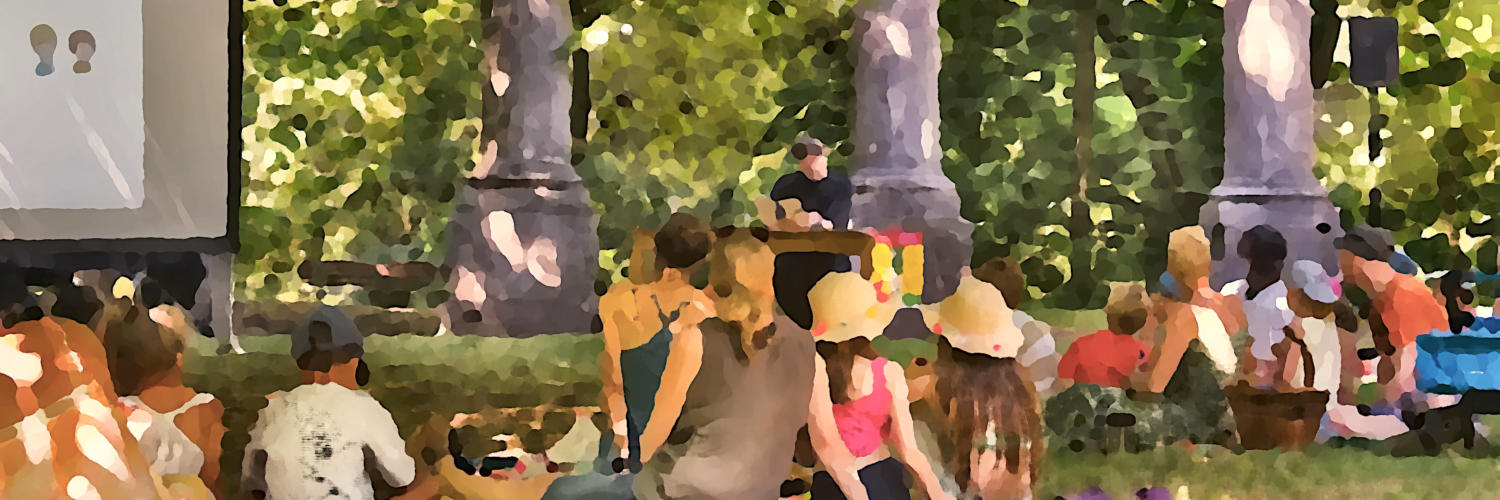 Das sommerliche Säulengelände des Aachener Lousbergs während einer Open-Air-Lesung mit Publikum.