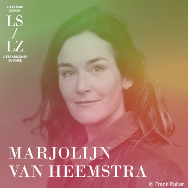 Portraitfoto der Autorin Marjolijn van Heemstra mit dem Schriftzug „Literarischer Sommer“. Bild: © Frank Ruiter