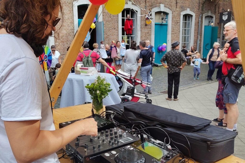 DJ Chris Brid legt beim Sommerfest auf. Bild: © Literaturbüro EMR.