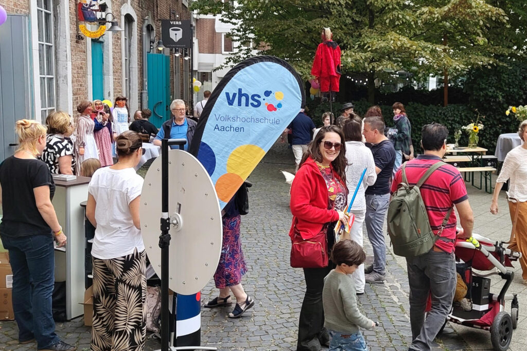 Gäste im Innenhof der Barockfabrik (20.09.2025).
Bild: © Literaturbüro EMR.