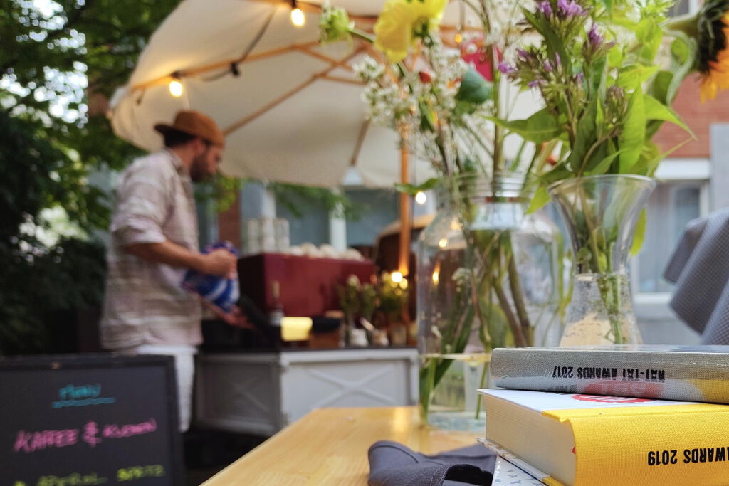 Beleuchteter Cafe-Roller des VERS – Literaturcafés. Bild: © Literaturbüro EMR.