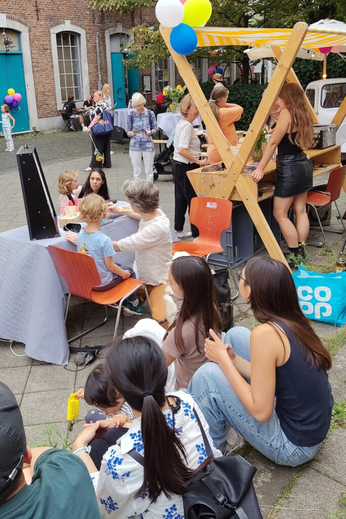 Büchertisch und Kinderschminken (20.09.2025). Bild: © Literaturbüro EMR.