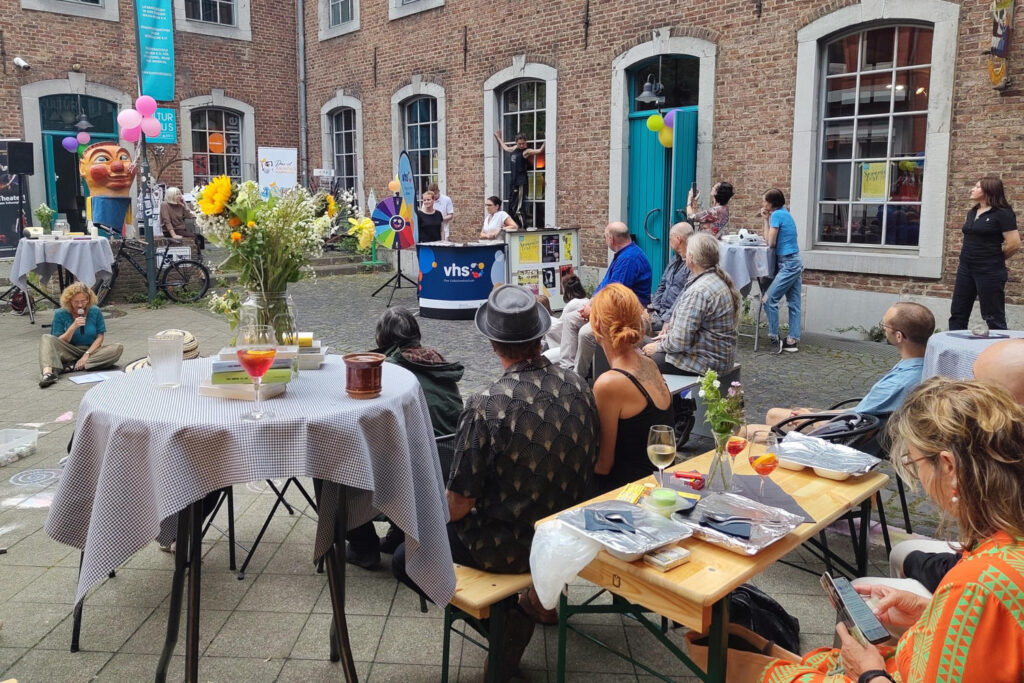 Gemeinsame Performance der Lyrikerin Klára Hůrková und der Tänzerin Yasmin Münter (20.09.2025). Bild: © Literaturbüro EMR.