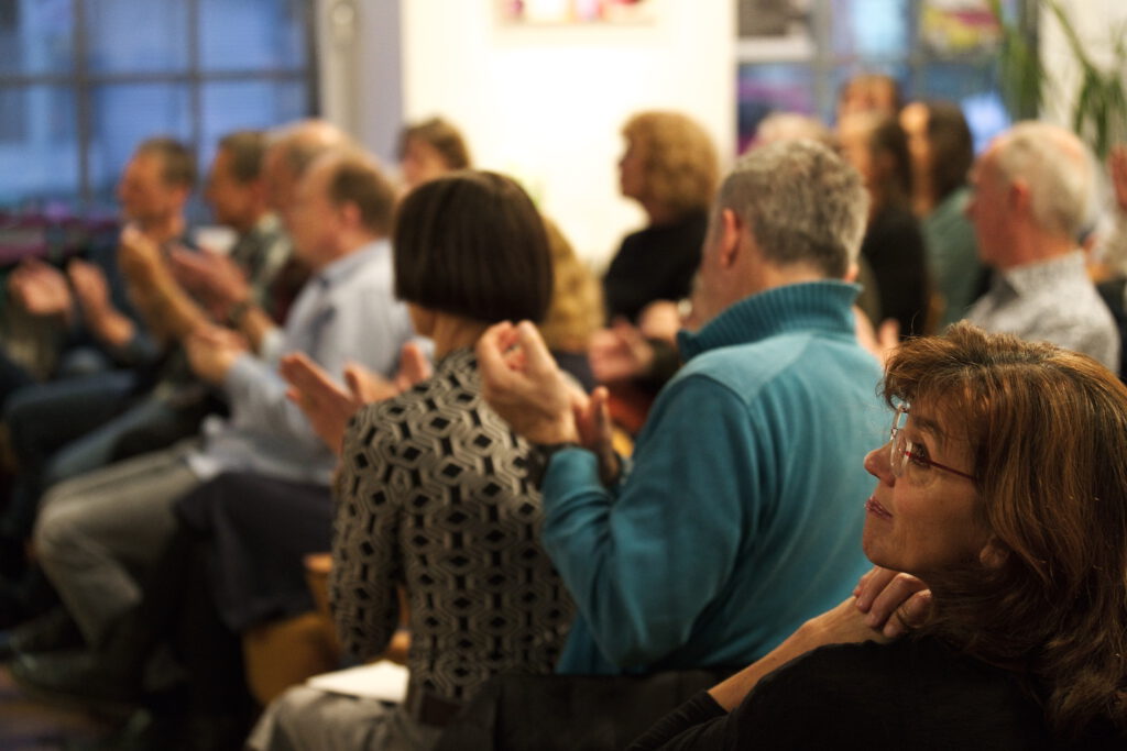 Das gesamte Literaturcafé applaudiert den Autor*innen. Bild: © Literaturbüro EMR.