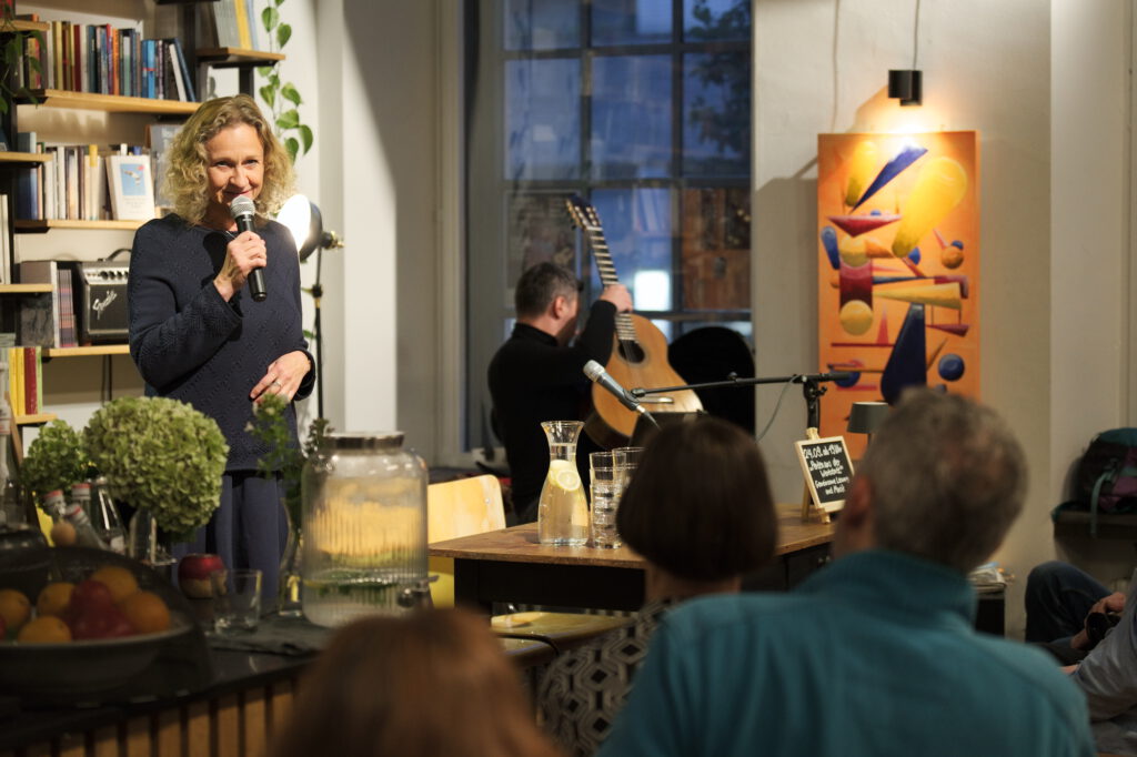 Klára Hůrková führte durch das Programm (24.09.2025). Bild: © Literaturbüro EMR.