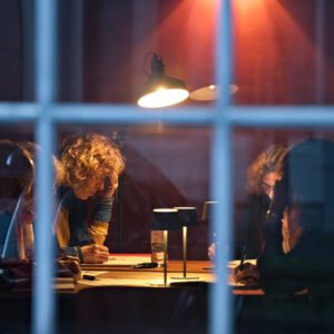 Teilnehmende am Kurs „Kreatives Schreiben“, konzentriert bei der Arbeit an ihren Texten (16.04.2024).