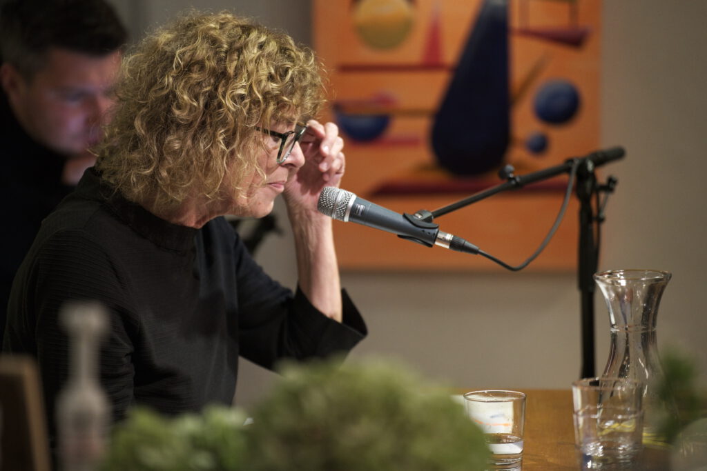 Angela Berner am Autor*innentisch (24.09.2025).
Bild: © Literaturbüro EMR.