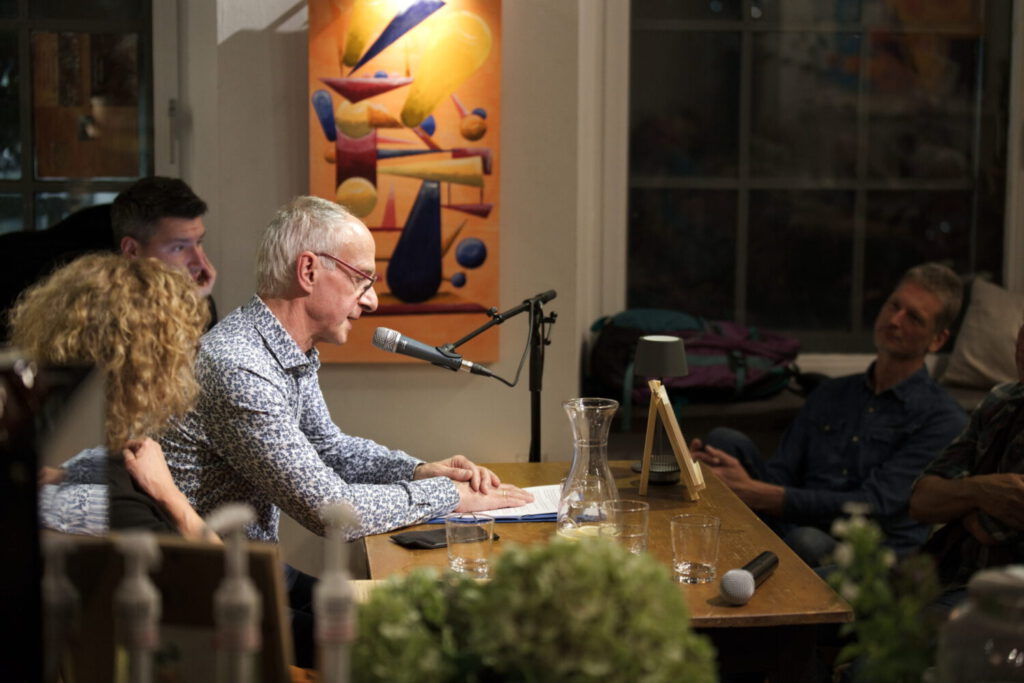 Johannes Weber liest „Perlen aus der Werkstatt“ (24.09.2025).
Bild: © Literaturbüro EMR.