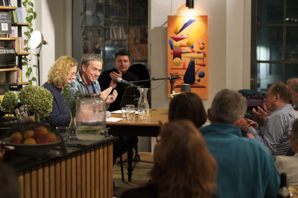 Klára Hůrková und Carsten Berg auf der Bühne (24.09.2025).
Bild: © Literaturbüro EMR.