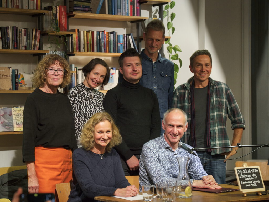 Gruppenfoto der Autor*innen auf der Bühne (24.09.2025). Bild: © Literaturbüro EMR.