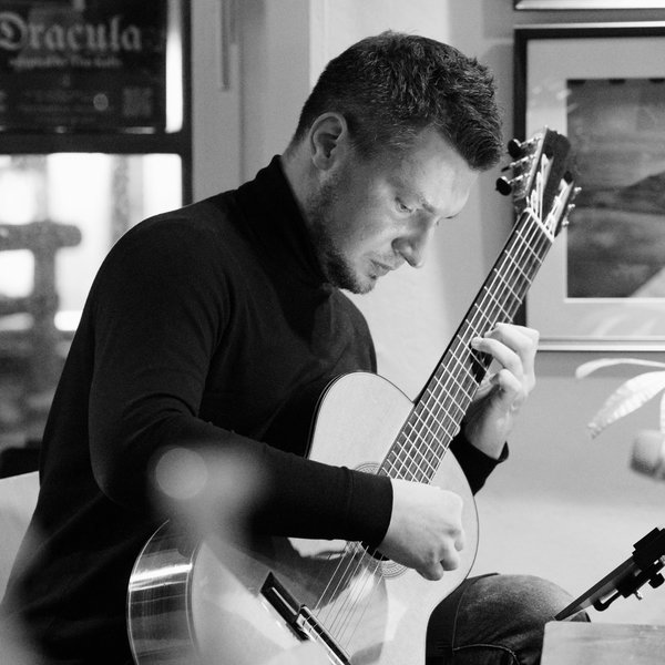 Vladislav Fedorov an der Gitarre im VERS – Literaturcafé (30.10.2024).