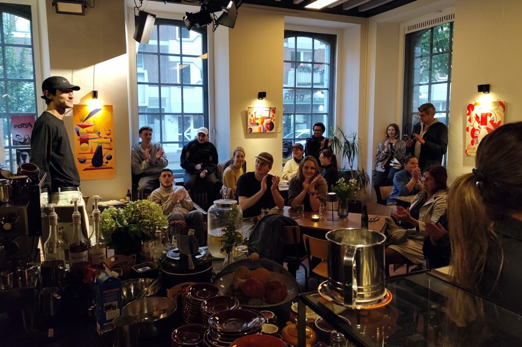 Ausstellungsvernissage mit Jonas Lipa @Yugendkultur. Bild: © Literaturbüro EMR.