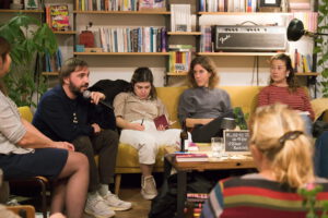 Norbert Windeck moderiert den „Offenen Buchclub“ (10.08.2025). 
Bild: © Literaturbüro EMR