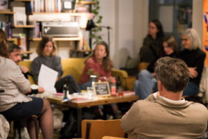 Der „Offene Buchclub“ im gemütlichen VERS – Literaturcafé (10.08.2025). Bild: © Literaturbüro EMR