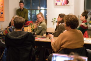 Teilnehmende im Gespräch über das vorgestellte Buch (10.08.2025). Bild: © Literaturbüro EMR