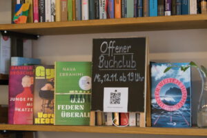 Leseexemplare im Bücherregal des VERS – Literaturcafés (06.11.2025). Bild: © Literaturbüro EMR