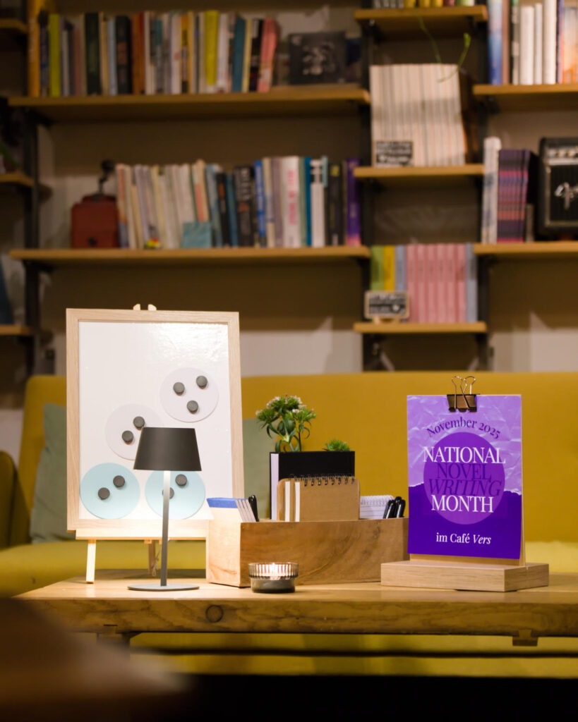 Zum „NaNoWriMo“ stehen im VERS – Literaturcafé Schreibutensilien und eine Pinwand bereit.
Bild: © Literaturbüro EMR