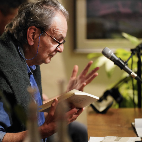 Der Lyriker Dieter Hans bei einer Lesung am Autorentisch im VERS – Literaturcafé.
Bild: © Literaturbüro EMR