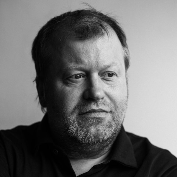 Portraitfoto des Autors Dirk Bernemann mit dunklem Hemd vor hellem Hintergrund. Bild: © Jens Meyer