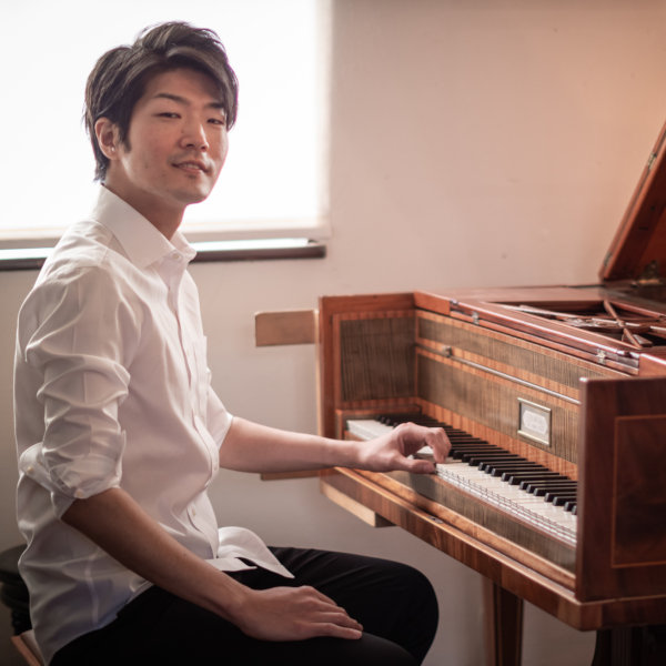 Der Pianist Takahiko Sakamaki an einem Flügel sitzend, die Hände auf den Tasten. Bild: © Daniel Gronsfeld