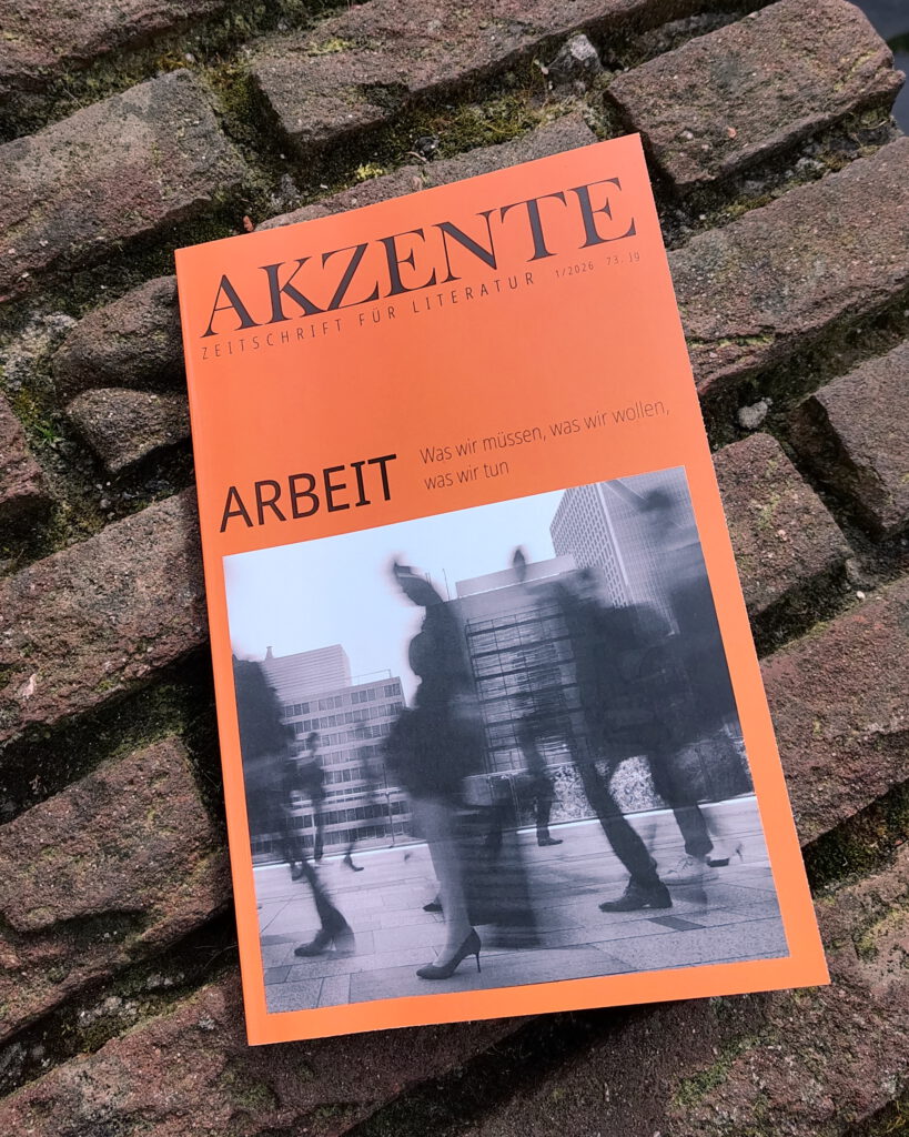 Ein Exemplar der Literaturzeitschrift „AKZENTE“ zum Thema „Arbeit“ liegt auf der Backsteinmauer vor dem Kulturhaus Barockfabrik.