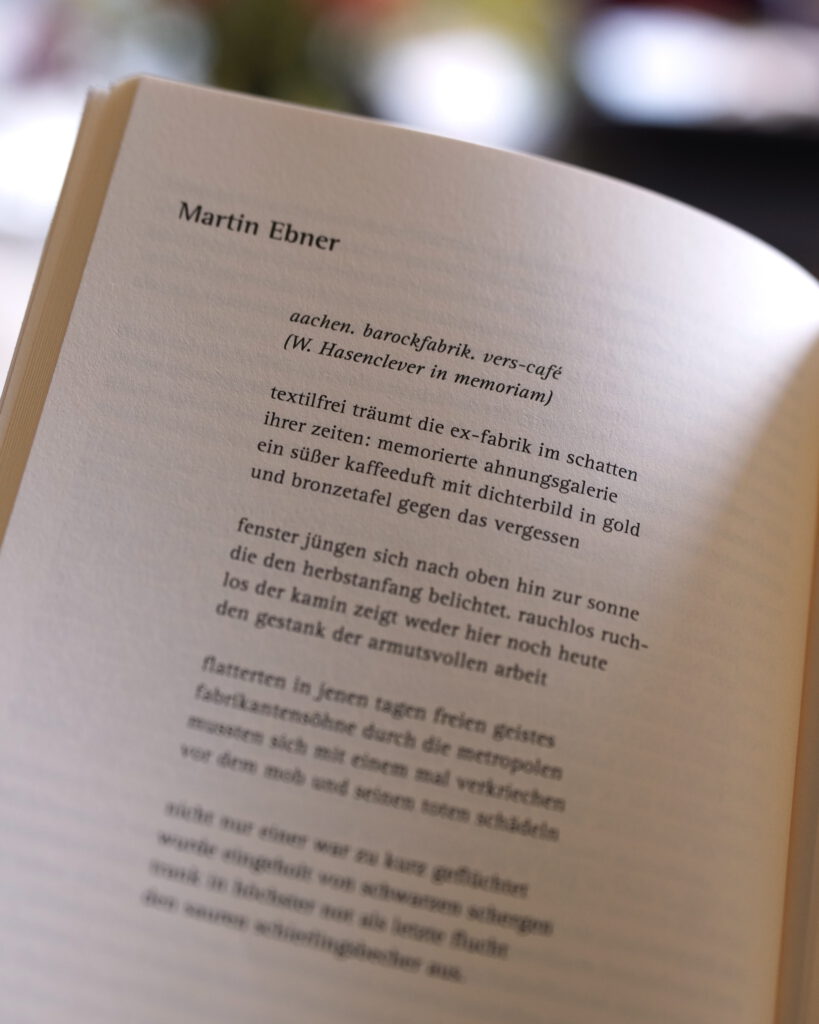 Aufgeschlagene Seite in der Literaturzeitschrift „AKZENTE“ mit dem Gedicht „aachen. barockfabrik. vers-café“ von Martin Ebner.