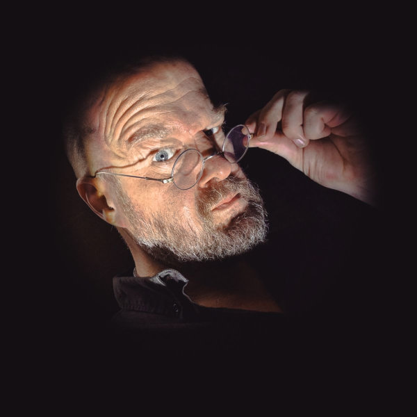 Portraitfoto des Leipziger Autors Christian von Aster mit Brille vor schwarzem Hintergrund.
Bild: © privat