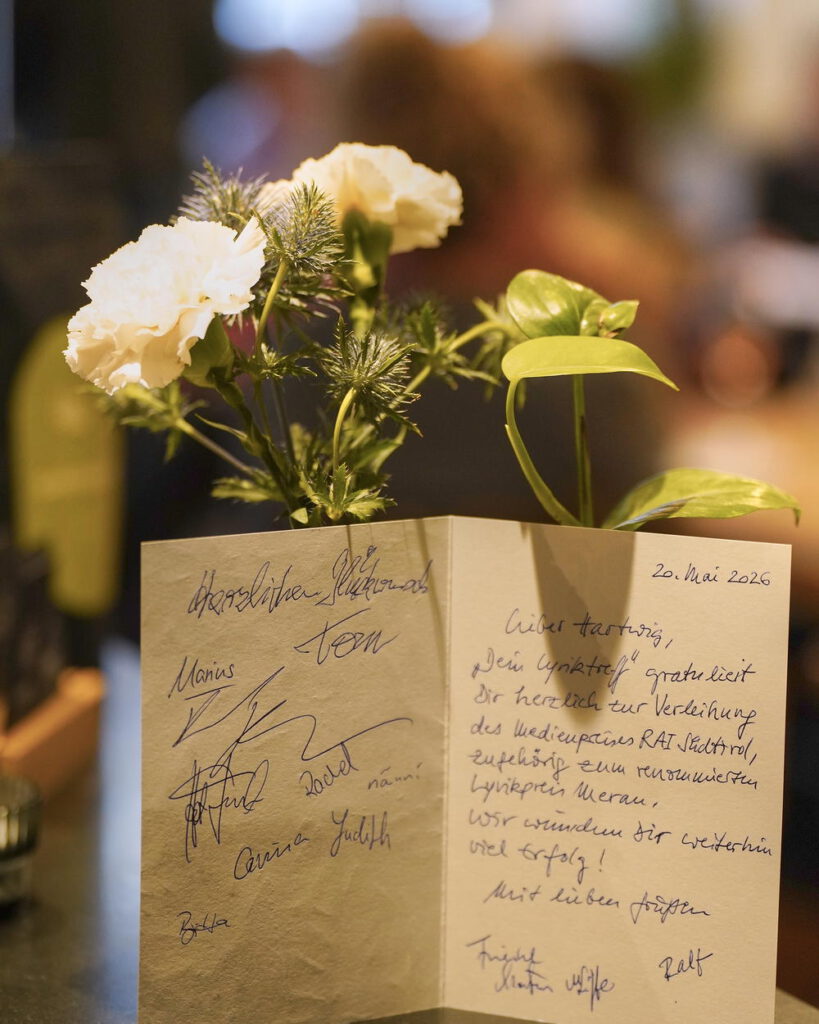 Von Teilnehmenden unterzeichnete Gratulationskarte (20.05.26). Bild: © Literaturbüro EMR