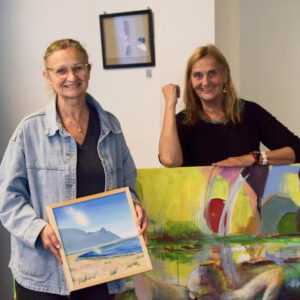 Klára Hůrková (links) und Birgit Bodden (rechts) bei der Gestaltung ihrer Ausstellung im VERS – Literaturcafé. Bild: © Literaturbüro EMR
